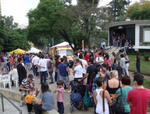 Longas filas foram formadas pela multidão que foi ao Passeio