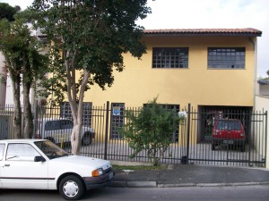 A TUFF (Tenda de Umbanda Filhos de Fé) fica na Rua José Scuissiato, nº 246, no bairro Seminário. Os rituais acontecem toda quinta-feira, com abertura do portão às 19:30 e fechamento às 20:00, e todos os sábados, com portão aberto às 14:30 e fechado às 15:00. Foto por Mariana Baú.