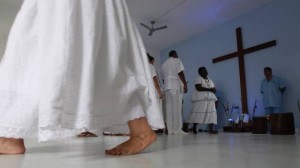 Danças, orações e músicas caracterizam as giras de Umbanda. Foto por extra.globo.com