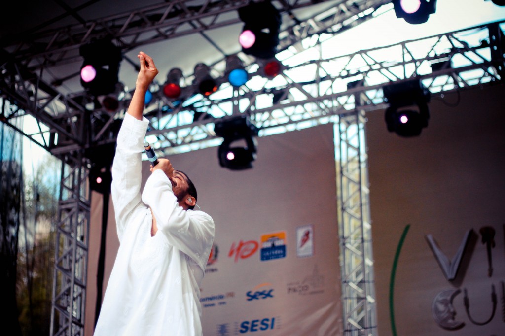 O rapper se destaca pela interação com o público e a presença de palco. Foto: Maíra Roesler