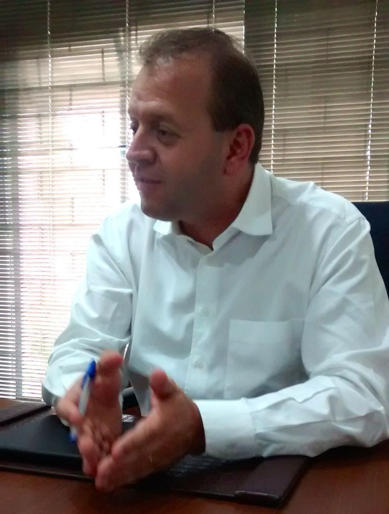 “Todas as minhas propostas são para resolver, dar velocidade no atendimento e contentar a população”, afirma o candidato, que é advogado e já foi assessor de deputados (Foto: Bruna Junskowski)