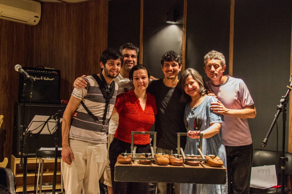 Grupo Fato ao lado do produtor Pedro Luís e "tamancalha", instrumento inventado pelo grupo para imitar os tamancos do fandango paranaense (Foto: Joseane Daher)