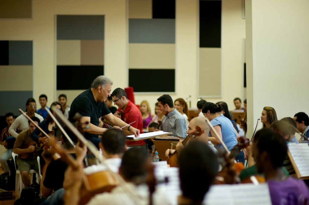 Aula de música erudita no Instituto Baccarelli, em Heliópolis, considerada a maior favela de São Paulo Créditos: Marcos Bizotto (site do Instituto Baccarelli)