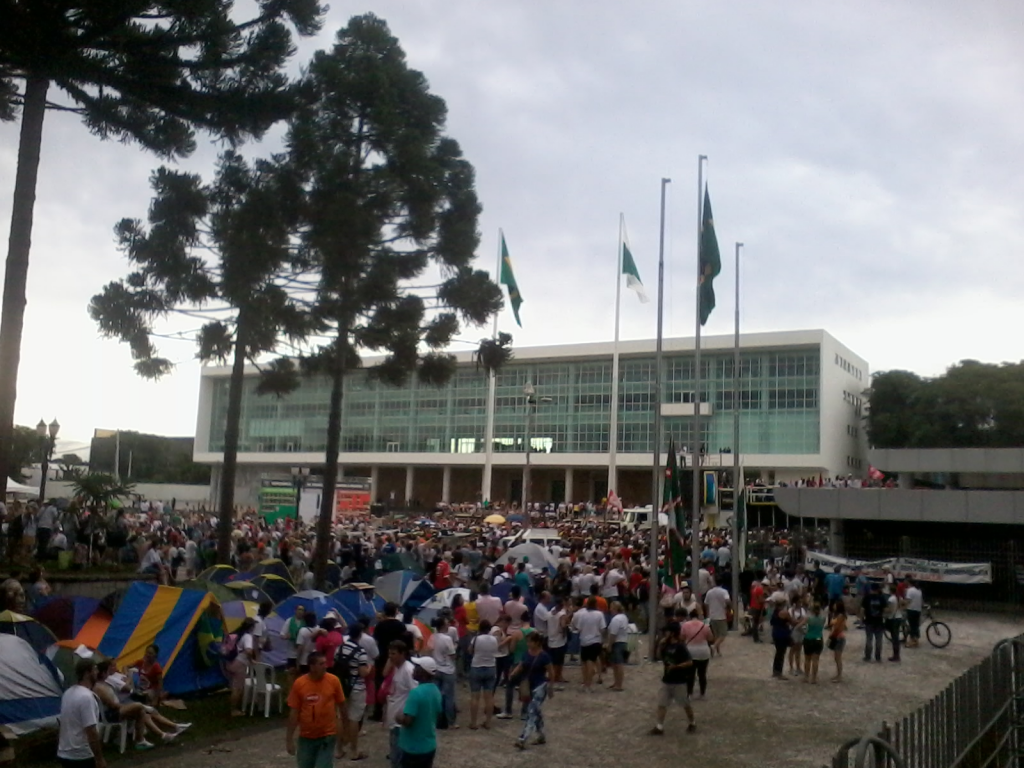 Apesar da suspensão do pacotaço, manifestantes mantém acampamento no Palácio Iguaçu (Foto: Victoria Tuler)