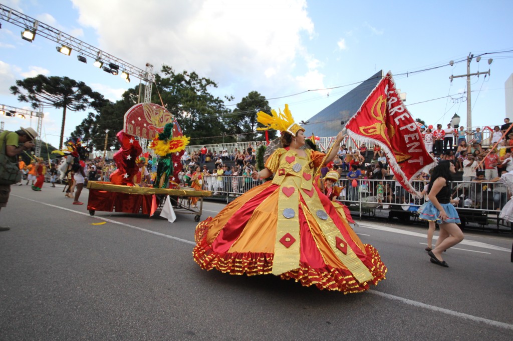 Bloco Derrepent desfilando no Carnaval de Curitiba (Foto: Luiz Cequinel)