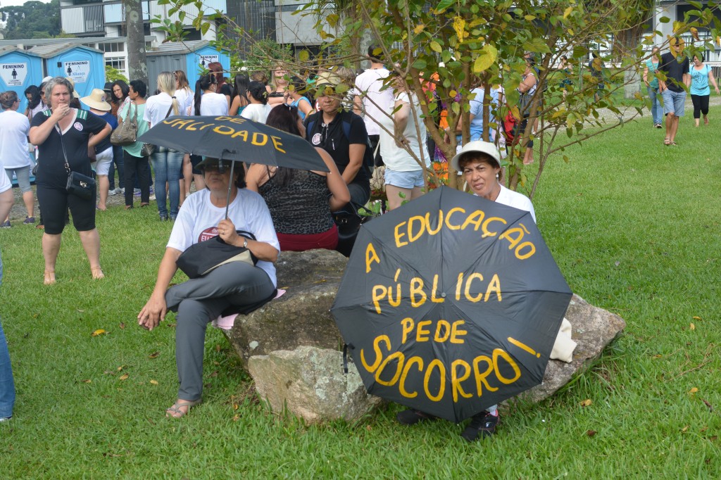 Professores protestam contra descaso do governo (Foto: Plínio Lopes)
