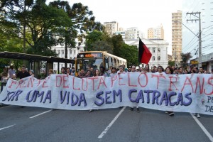Manifestantes caminharam em direção à Prefeitura (Foto: Douglas Maia)