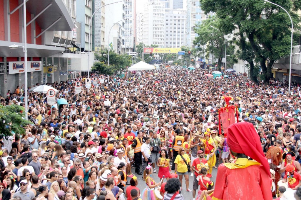 Cerca de 10 mil pessoas se reuniram na Avenida Marechal Deodoro para abertura do pré-carnaval de Curitiba (Foto: Alice Rodrigues)