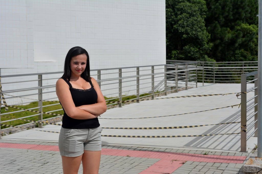 Isabela conta que já chegou atrasada em sala de aula porque tinha de comer em casa e voltar para a universidade. (Foto: Valsui Júnior)