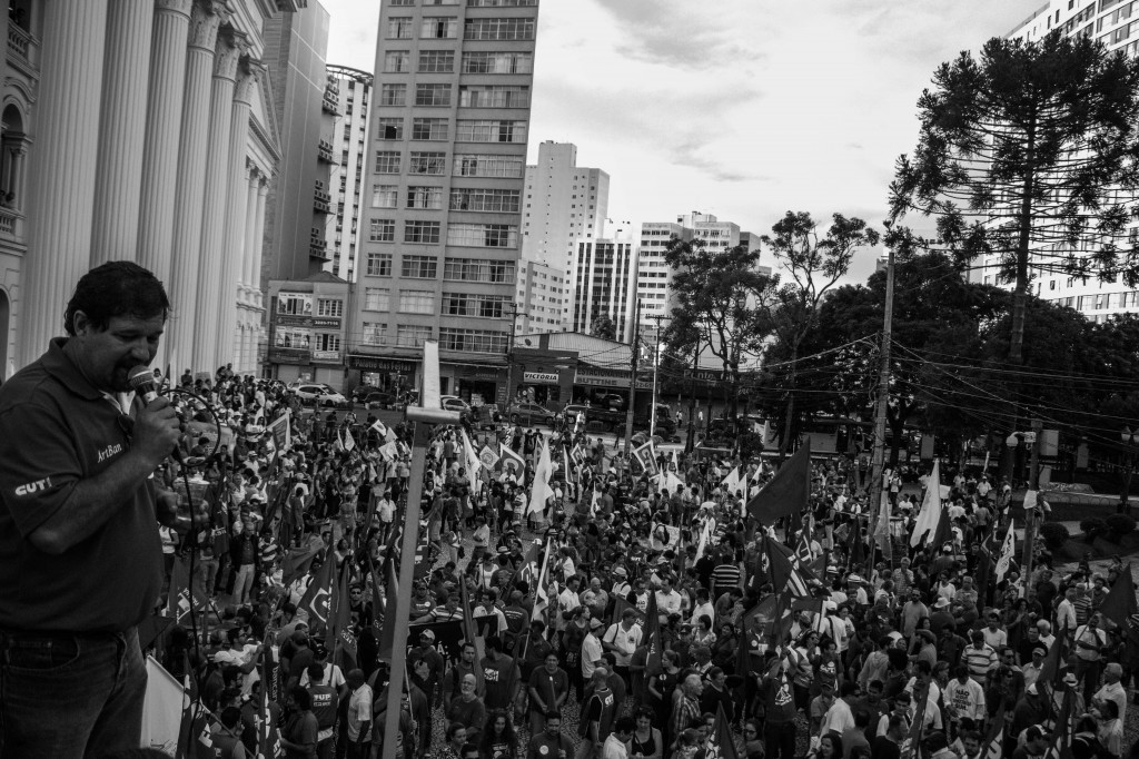 Concentração ocorreu na Praça Santos Andrade (Foto: Gabriel Dietrich)