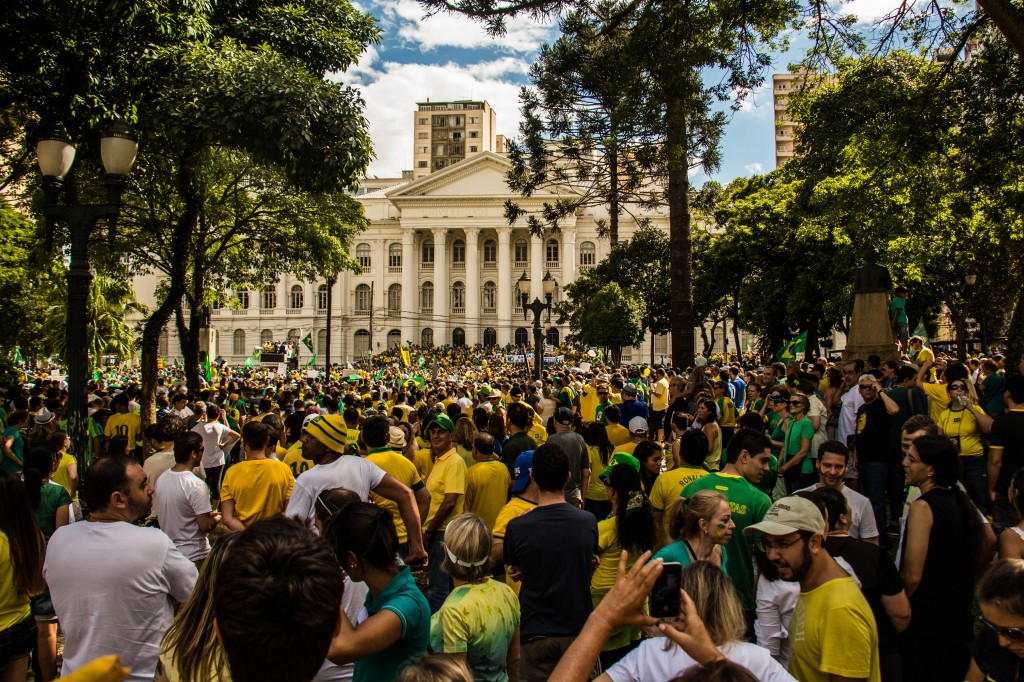 A concentração começou na Praça Santos Andrade, onde uma banda em um trio elétrico animavam a multidão. (Foto: Gabriel Dietrich)