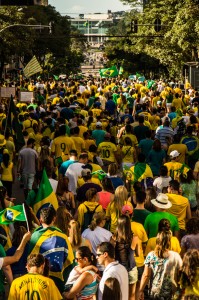 Depois de ir até a Boca Maldita, os manifestantes seguiram para o Centro Cívico. A estimativa da polícia é que 80 mil pessoas participaram da manifestação. (Foto: Gabriel Dietrich)
