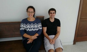 Mariana Gripp e Guilherme Guimarães, estudantes de Direito e voluntários do programa: “ Na faculdade de Direito, já tem 3 haitianos estudando conosco. Passaram por nós, no programa, e agora estudam do lado da minha sala, o que é muito legal”. (Foto: Mariana Rosa)