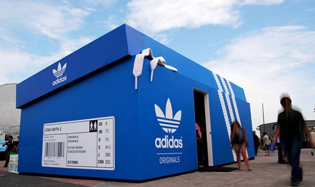 Pop-up store da Adidas em formato de caixa de sapato, na Argentina. (Foto: Divulgação)