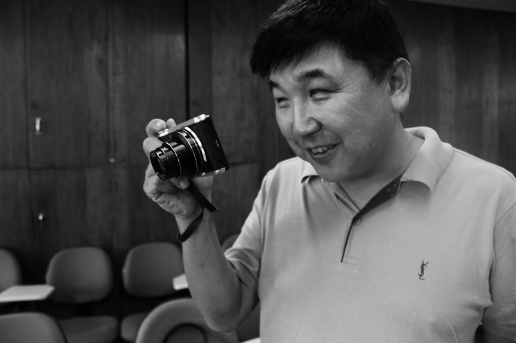 “Tenho baixa visão de nascença, enxergo um pouco com o olho direito, mas sempre me interessei por fotografia. Minha primeira máquina digital era pequena, com um visor de duas polegadas, com esforço eu conseguia tirar algumas fotos. Fui me aprofundando até achar essa, no final do ano passado”, conta Gilberto Ozawa (Créditos: Heloisa Nichele)
