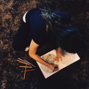 A estudante Paula Pigatto e o livro Jardim Secreto. (Foto: arquivo pessoal)