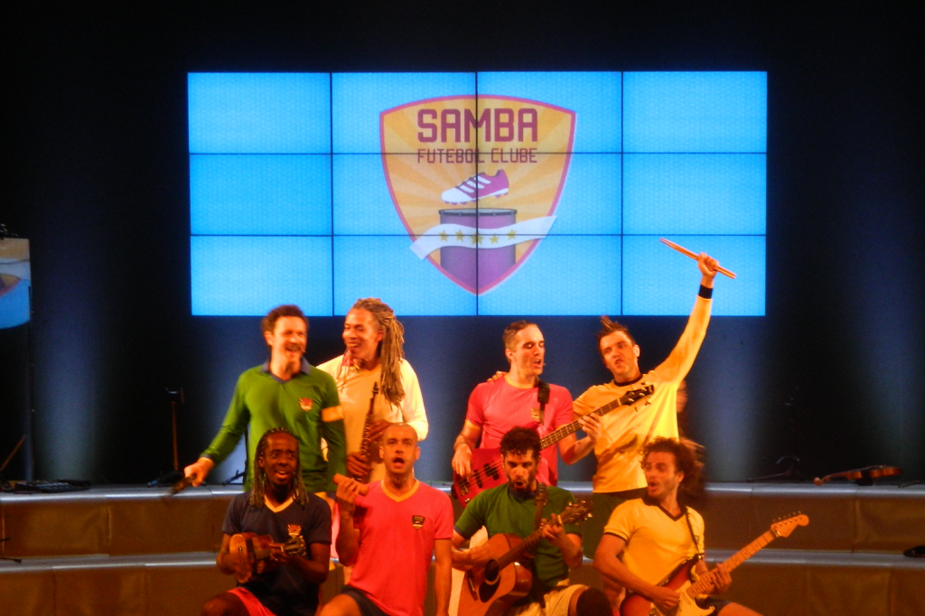 Samba Futebol Clube anima a platéia com músicas desde o início até o fim do século XX. (Foto: Moreno Valério)