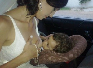 Fabíola amamentando seu filho no dia do seu casamento. "Mesmo sendo difícil, não há nada melhor e natural do que a amamentação" (Foto: Acervo Pessoal/Fabíola Benetti)