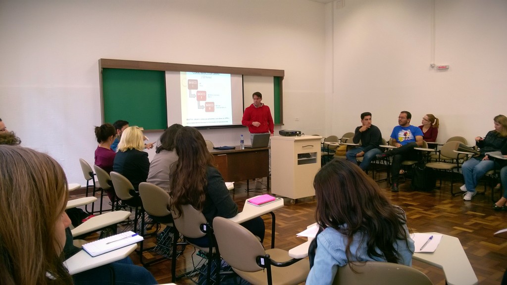 Turma de Básico I em aula com o professor Marcelo Porto. Foto: Bruna Remes