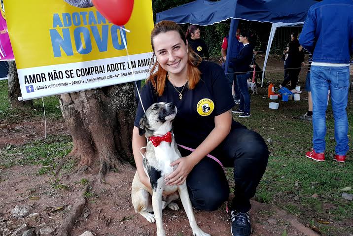 A Dani Savi atua há 10 anos como protetora independente e o Darth é um cão resgatado. Hoje, o grupo que a Dani preside cuida de 160 cães, 30 gatos, 10 coelhos, 3 cavalos e 2 tartarugas. (Foto: Fernanda Tieme Iwaya)
