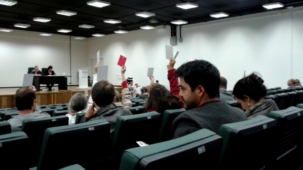 Foram 68 votos favoráveis ao indicativo de greve a partir do dia 29 de maio. Participaram da Assembleia os docentes dos campi de Curitiba, Palotina, Jandaia do Sul e Litoral. (Foto: Carlos Baldo)
