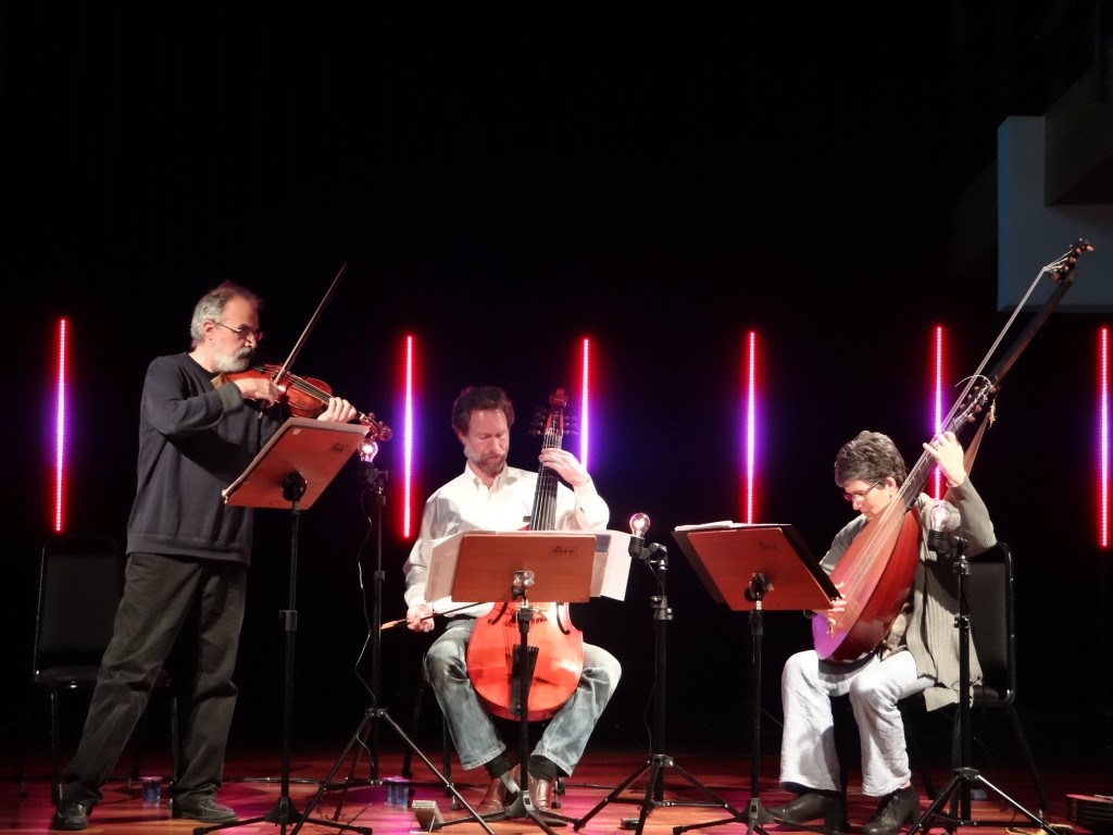 “Um pouco da nossa preocupação é que podia ser uma coisa muito maçante, um concerto desses com leitura de texto tradicional”, diz Matheus Leston músico, artista e produtor musical responsável pela iluminação. "A ideia também era de que a ligação entre a música e o texto ficaria um pouco perdida se não tivesse nada ajudando a fazer essa relação”, completa. (Créditos: Monique Portela)