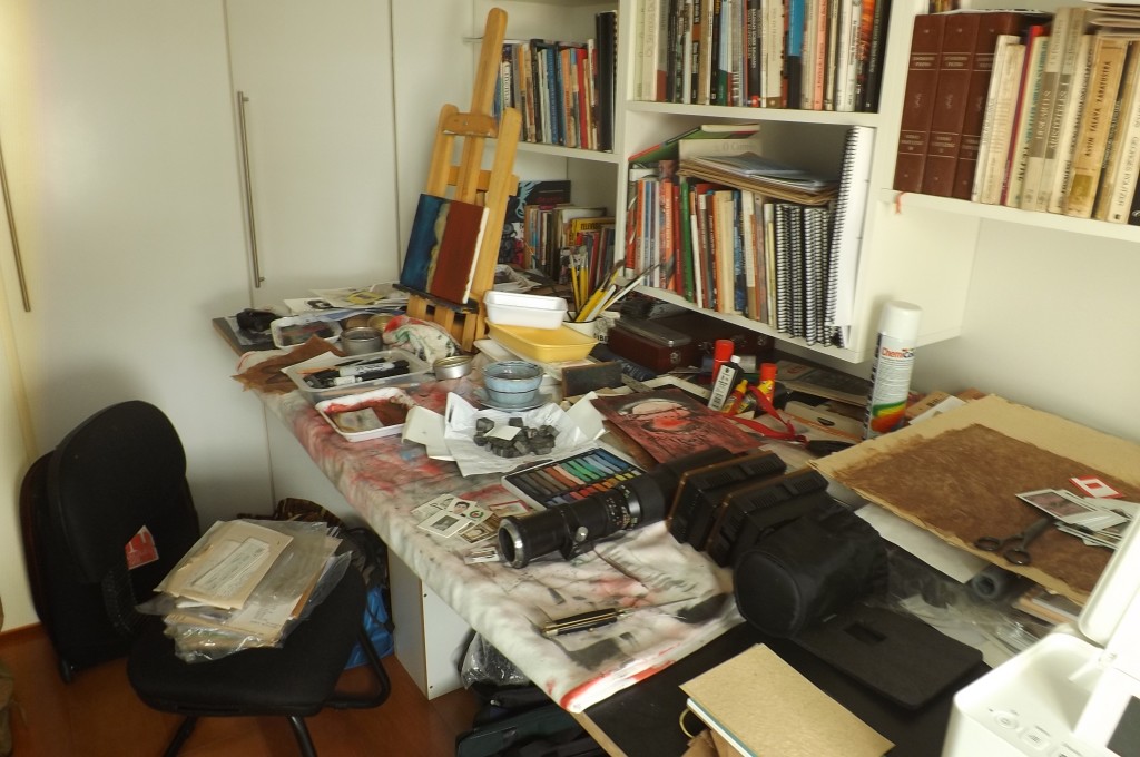 Mesa de trabalho e edição de materiais de Roberto Pitella Créditos: João Heim