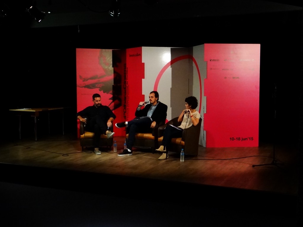 Aly Muritiba, Antonio Junior e Marisa Merlo, os diretores do Olhar de Cinema durante a coletiva de imprensa. (Créditos: Anna Sens)