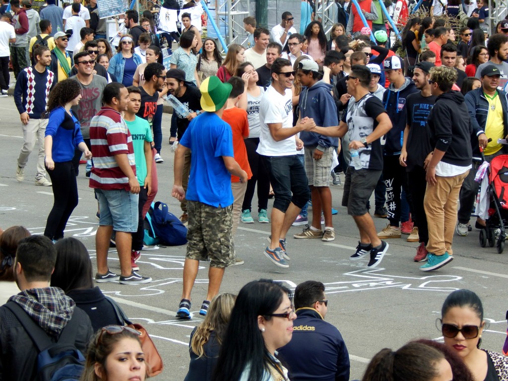 Jovens se divertem durante o show de rock na Praça Nossa Senhora de Salete (Foto: Helena Salvador)