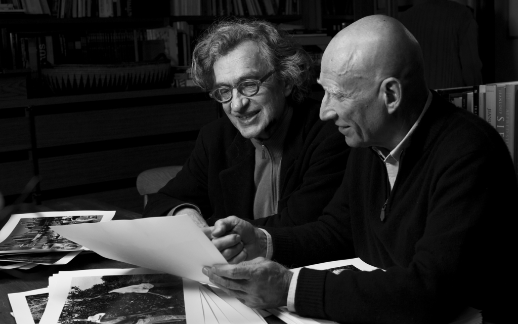 Sebastião Salgado (primeiro plano, à direita) e o diretor Wim Wenders (fundo, à esquerda).