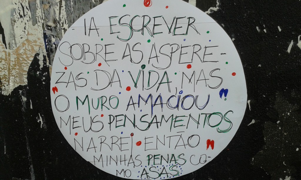A primeira história colada no muro. (Foto: David Ehrlich)
