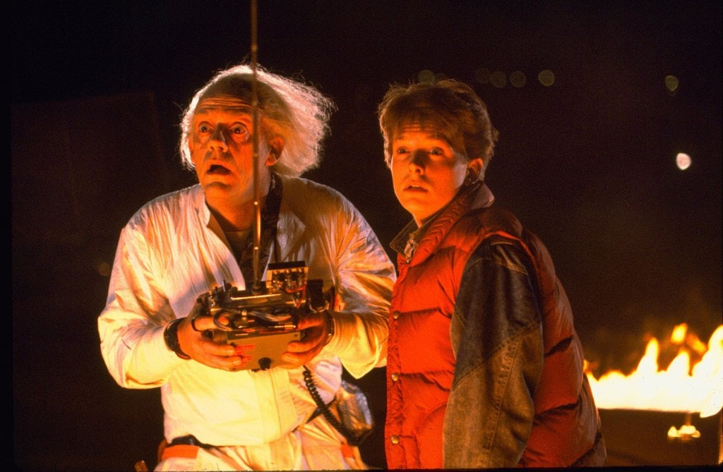 Em De Volta Para o Futuro 2, o cientista Dr. Brown (Christopher Lloyd) e Marty (Michael J. Fox) viajam para o ano de 2015 com sua máquina do tempo (Foto: Reprodução)
