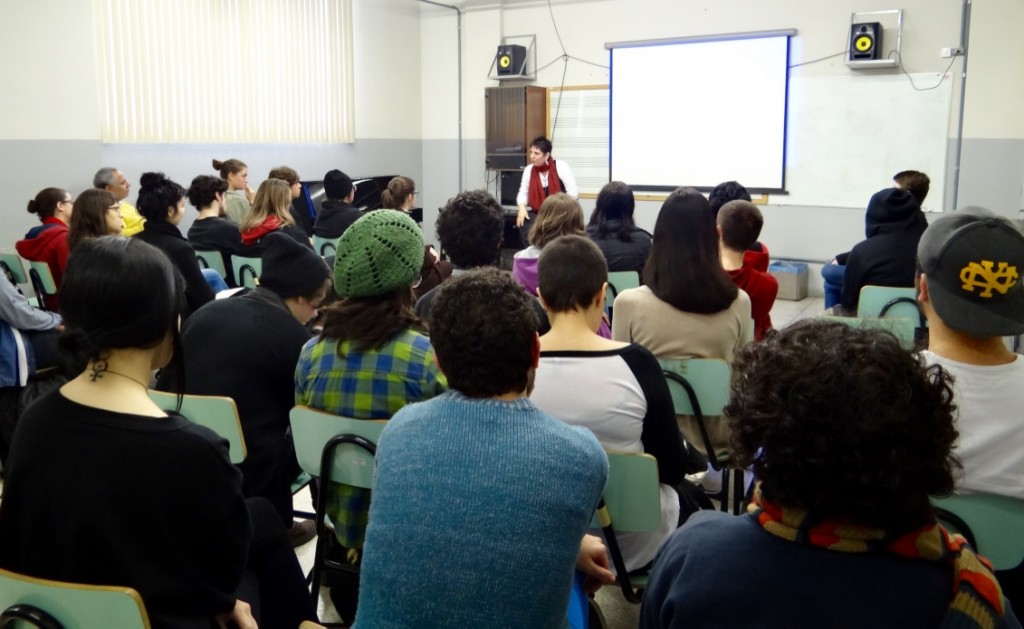 Cristiane Wosniak falou sobre o desenvolvimento de sua pesquisa de doutorado, cuja inspiração foi o documentário Pina, biografia cinematografoica da dançarina e coreógrafa alemã Pina Bausch. (Créditos: Monique Portela)