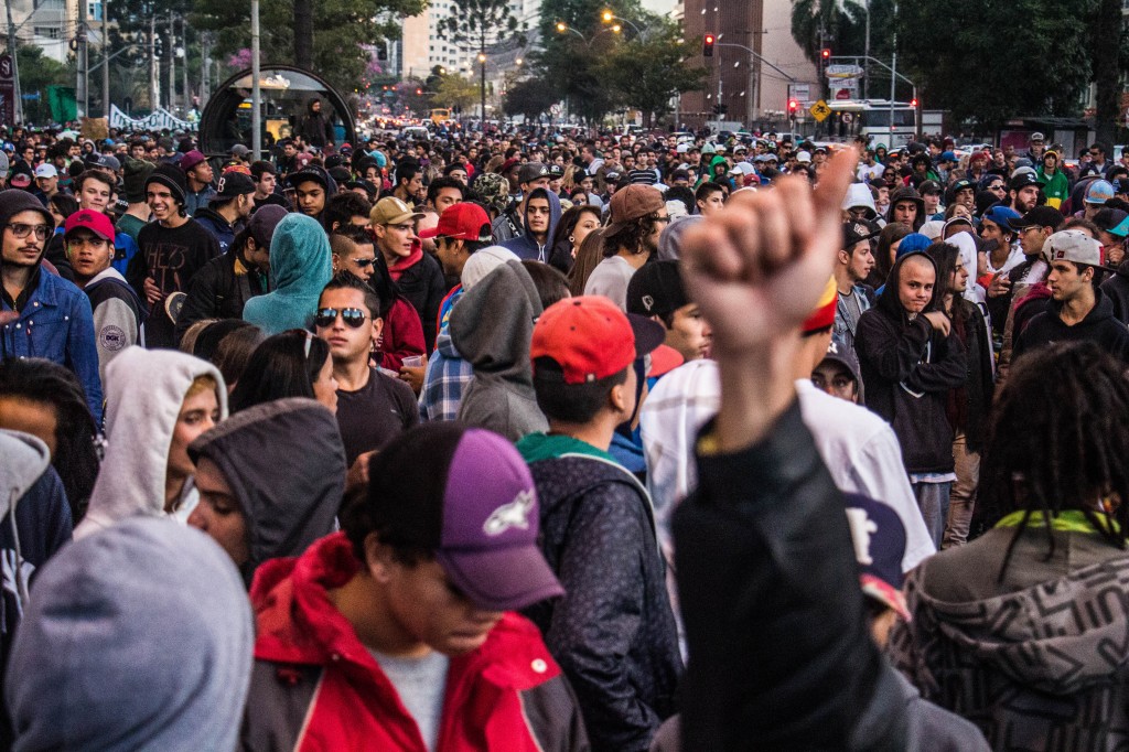 Os cerca de 4 mil manifestantes da Marcha seguiram para o Palácio Iguaçu. (Foto: Gabriel Dietrich).