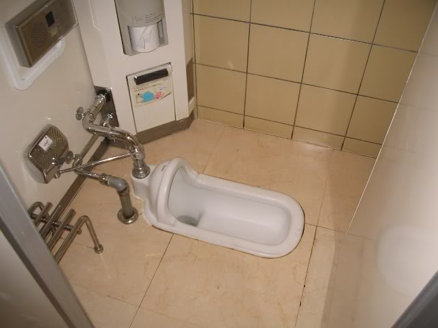 Modelo de banheiro oriental (Foto: Reprodução Namastê)