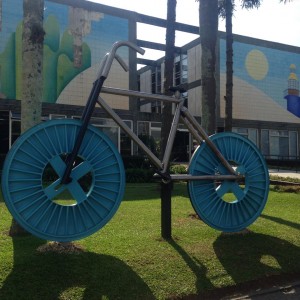 Bicicleta gigante em frente à Prefeitura é obra do artista Cesar Ferreira, e estará exposta até o fim da Bienal em dezembro (foto: Aléxia Saraiva)