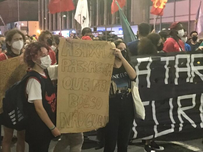 manifestação contra o aumento da passagem de onibus em curitiba