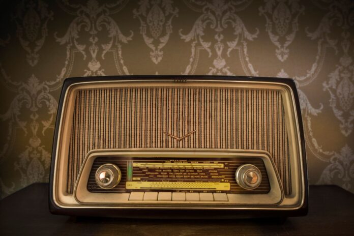 Aparelho de rádio antigo estilo vintage