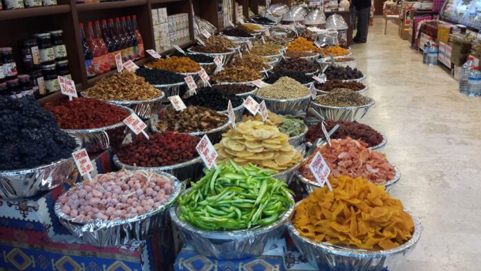 gastronomia-catar A imagem mostra bacias de comidas variadas em uma loja a granel.