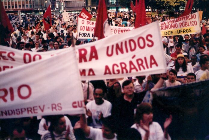 Abril Vermelho, luta pela democratização de terras no Brasil (Imagem: Brasil de Fato)